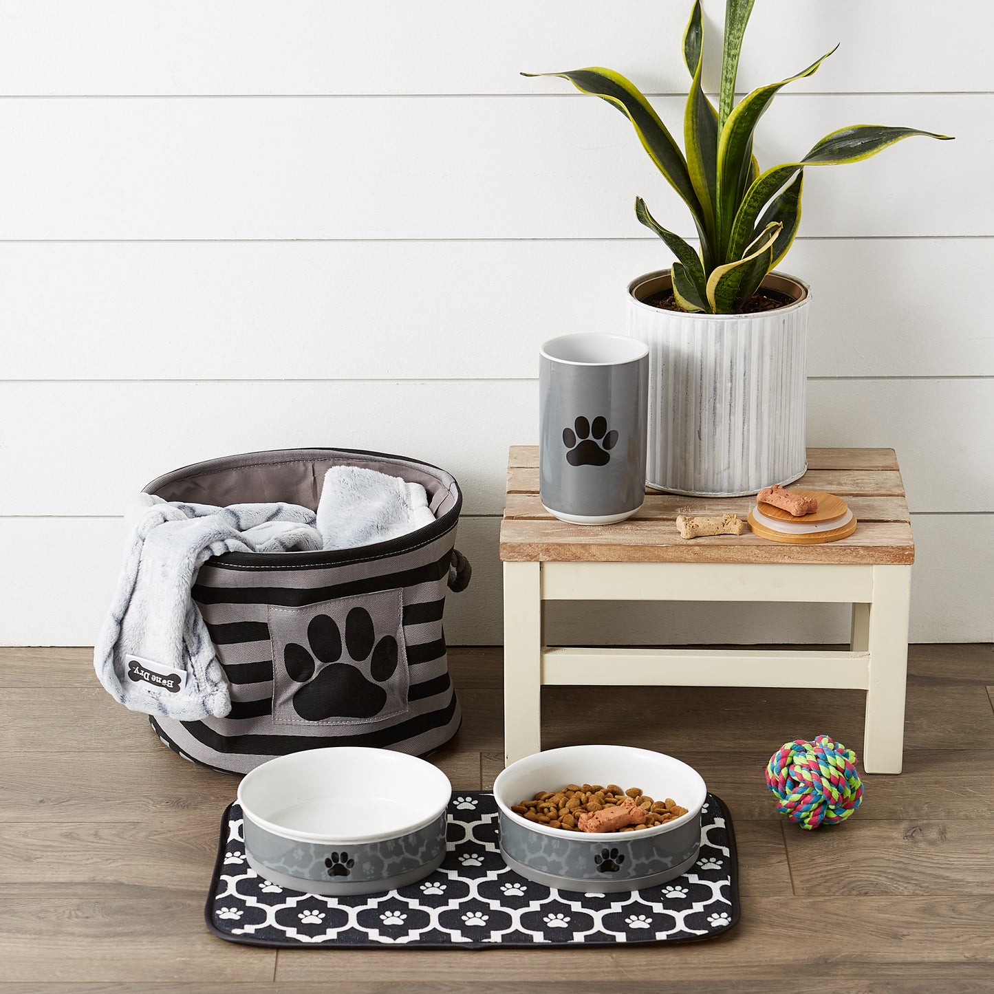 Black/Off White Lattice Paw Pet Mat